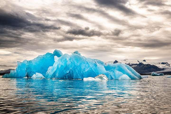 Blauwe ijsrotsen bij gletsjermeer Jökulsárlón