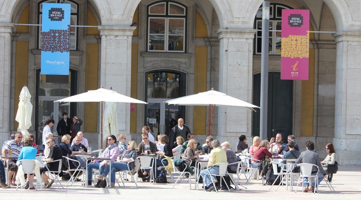 Mensen op een terras in Lissabon