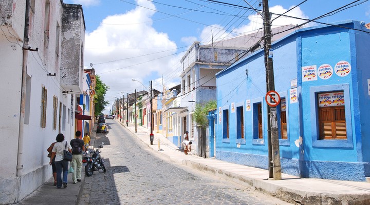Straatbeeld in kleurrijke straat Olinda