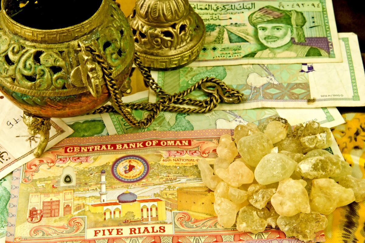 Wierooksteentjes en bankbiljetten Oman