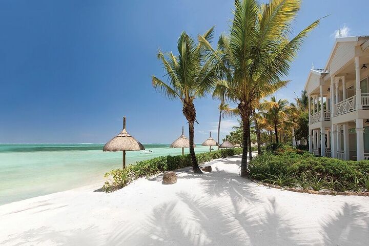 Het witte zandstrand recht voor de deur