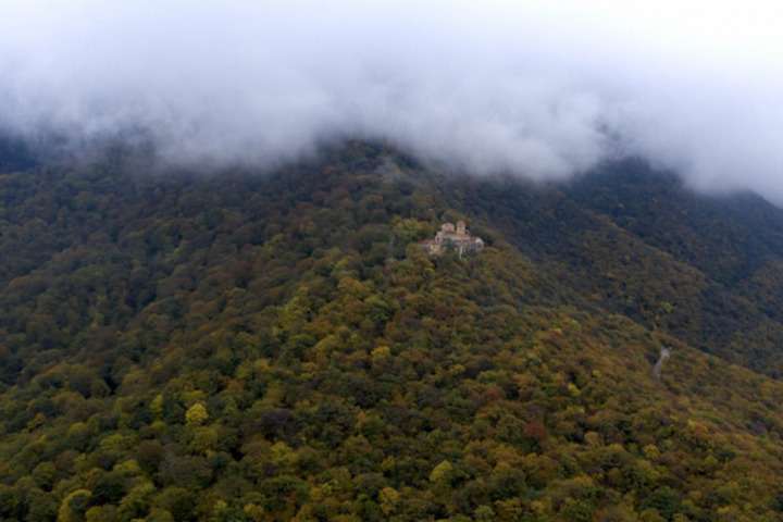 het Nekresi klooster in de bossen, bijna verdwenen in de wolken