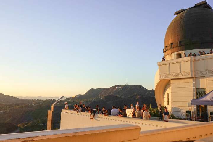 Majestueus uitzicht over LA en de Hollywood heuvels rond zonsondergang bij de Griffith Observatory