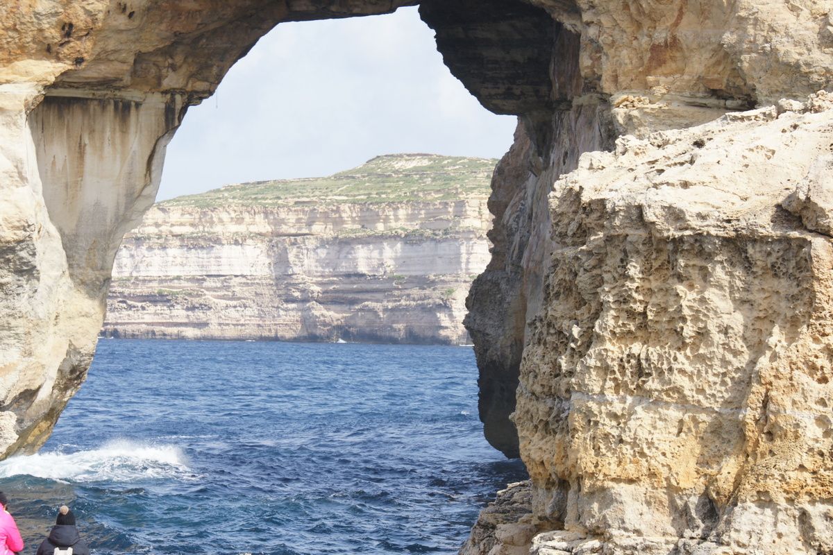 De zee tussen de rotsen door in Gozo