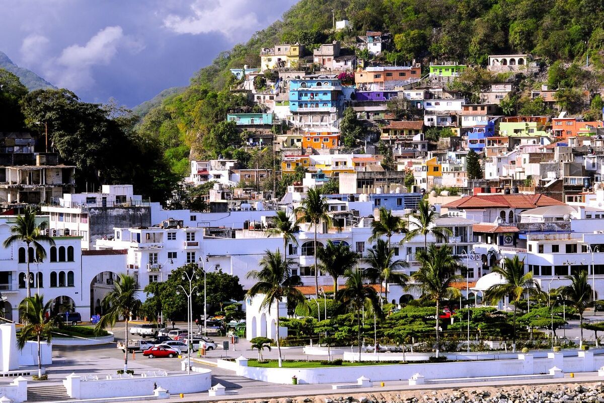 Kleurrijke huizen in heuvelstad Manzanillo, Mexico