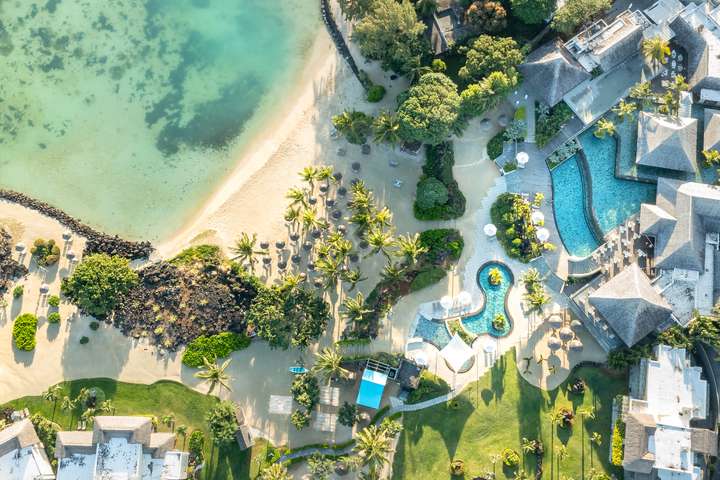 Diverse zwembaden gelegen aan het mooie strand