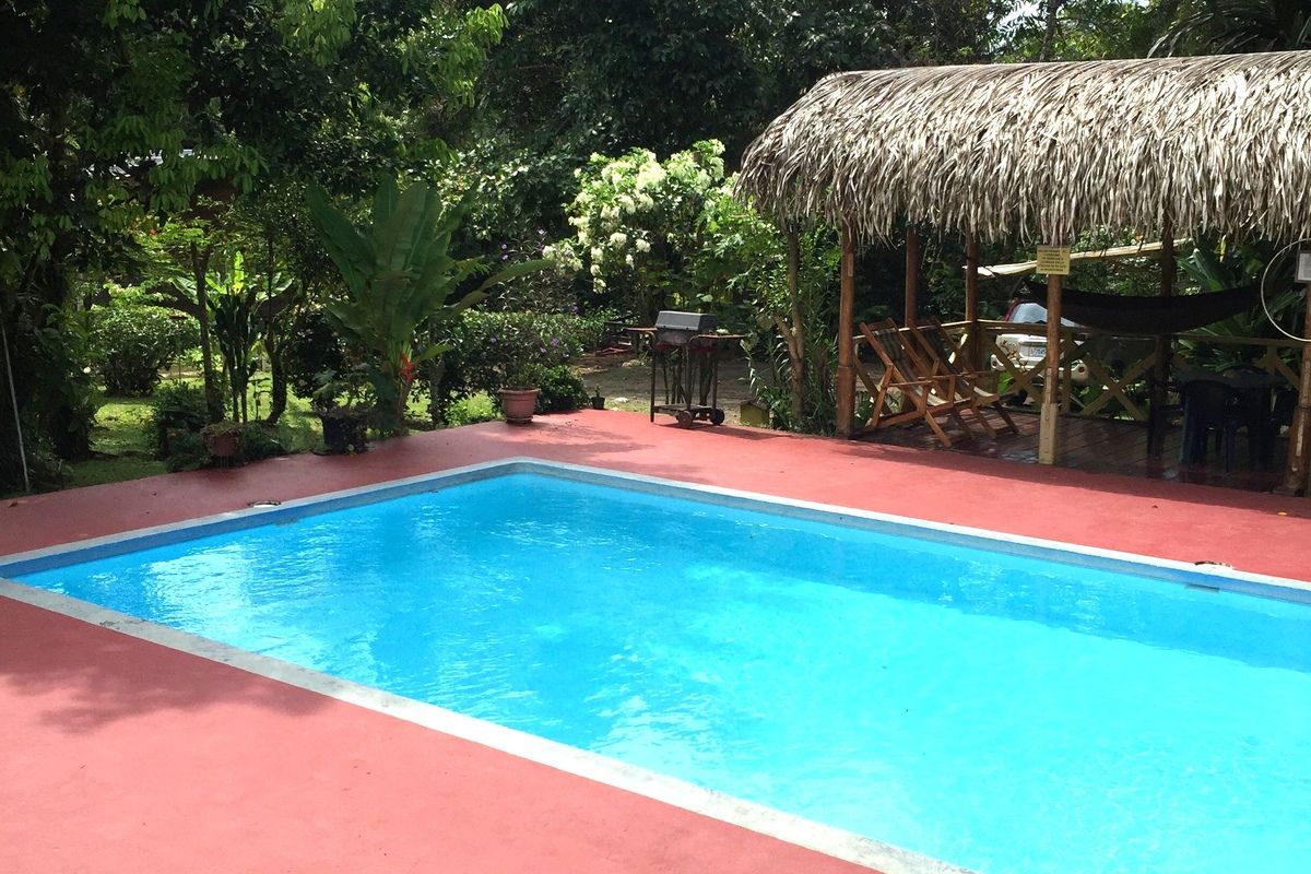 Afkoelen in het zwembad bij El Mono Feliz