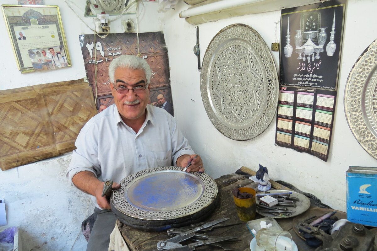 Iraanse man die zijn ambacht uitvoert