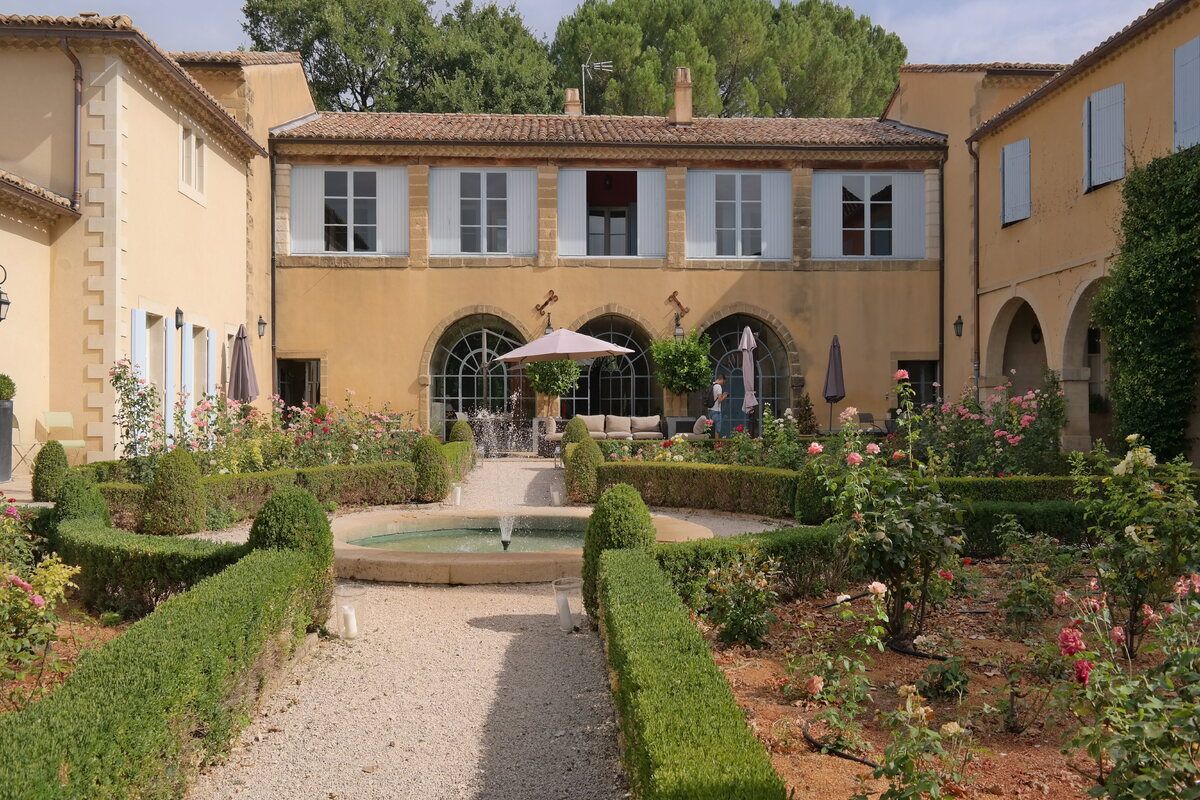 De binnentuin van Domaine de Fos