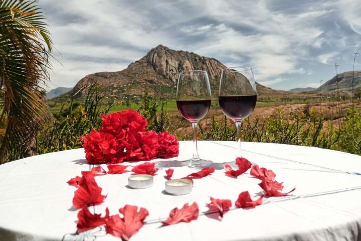 Geniet van een heerlijk diner met een prachtig uitzicht.          Vraag ChatGPT