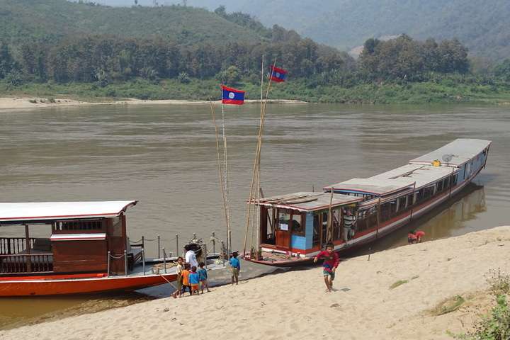 Longtailboot op de Mekong rivier waarmee wij een tocht van twee dagen hebben gemaakt