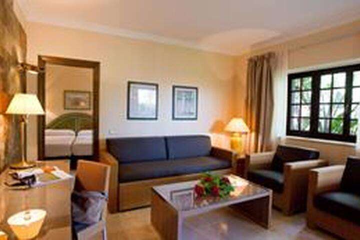 de woonkamer van '5-persoonskamer, Familiesuite'