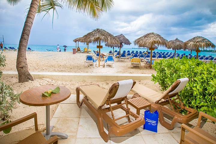 Beach Front Patio Room van 'Beach Front Patio Room'