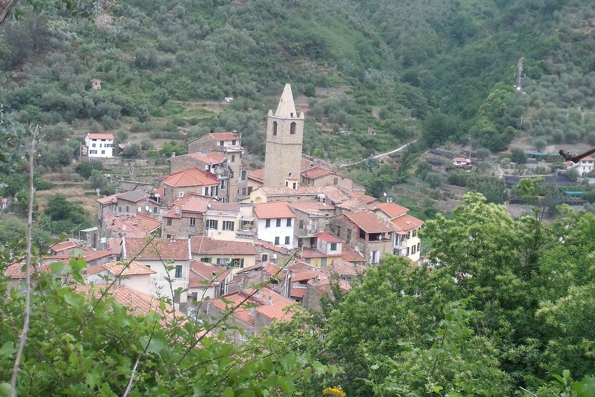 Het centrale middelpunt de Chiesa San Andrea in het authentieke dorpje Ceriana