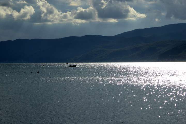 Glinsterende water van het meer 