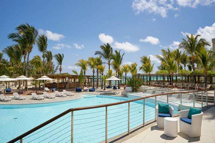 Zwembad met ligbedjes