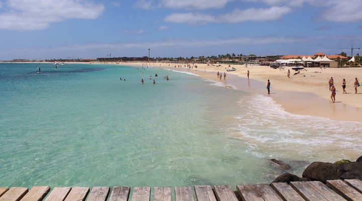 Het witte zandstrand met turquoise zee