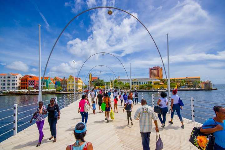 De pontjesbrug in Willemstad op Curaçao