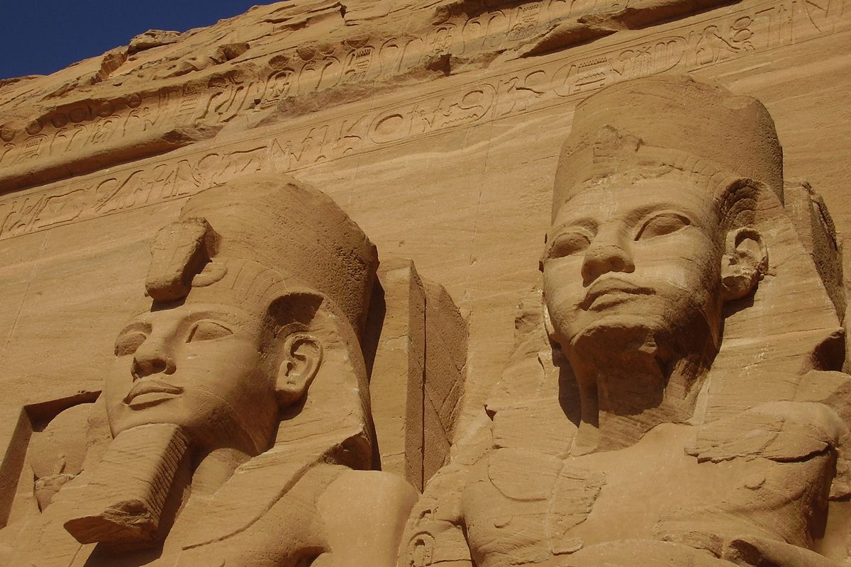 Hoofden van Egyptische farao''s op de tempel van Abu Simbel