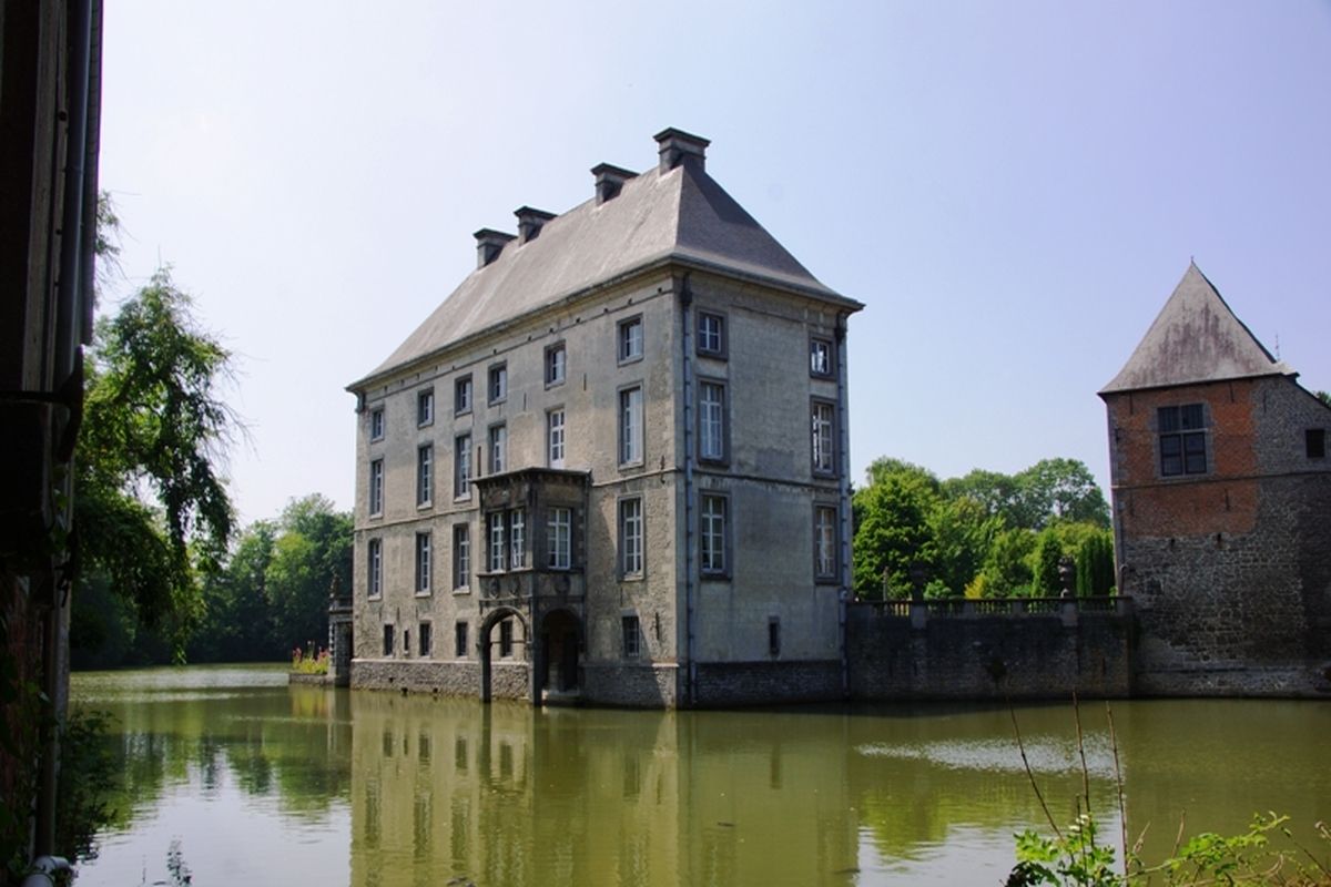 Chateau Fort de Feluy aan het water