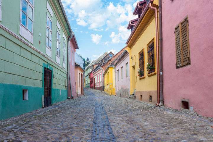 Een typische straat in Sighișoara met pastelgekleurde huisjes