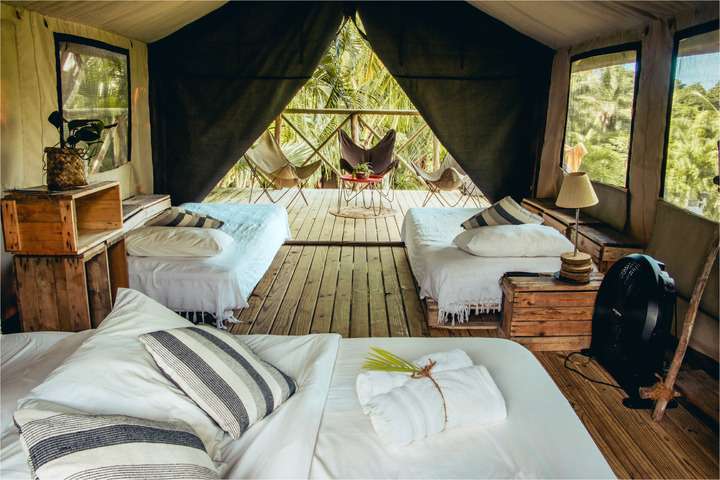 De comfortabele tent van binnen