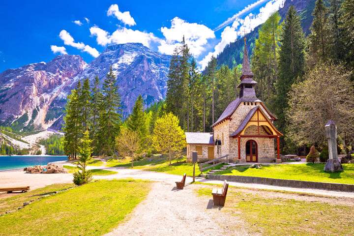 Kerk aan de Pragser Wildsee