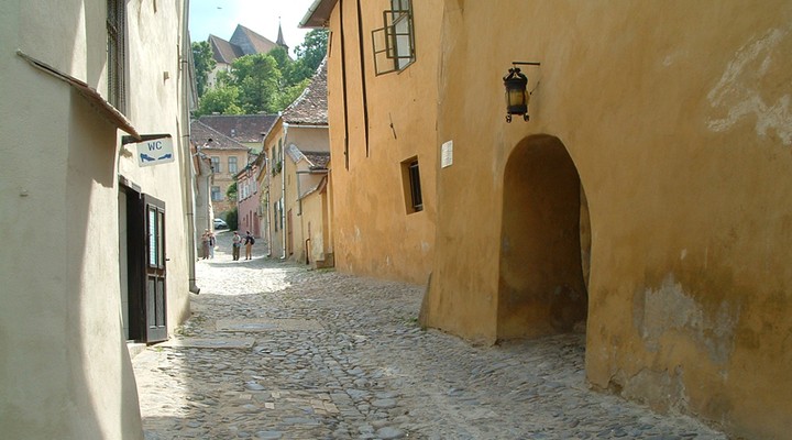 Steegje in Sighisoara, Roemenie