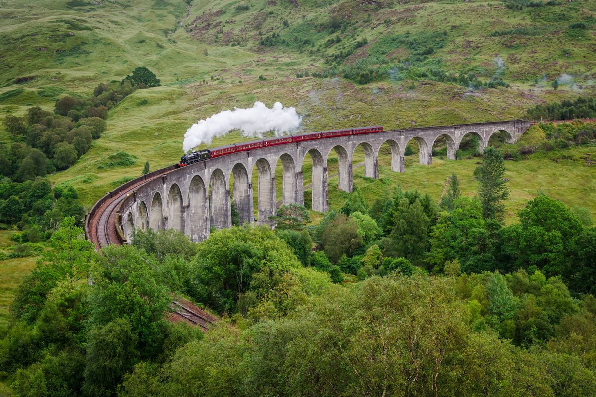 Jacobite Train rijdt over het Glenfinnan Viaduct