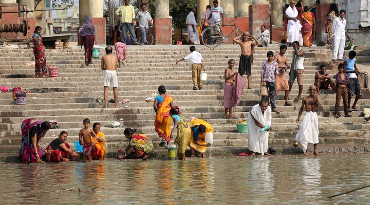 Hindu mensen baden in de Ganges
