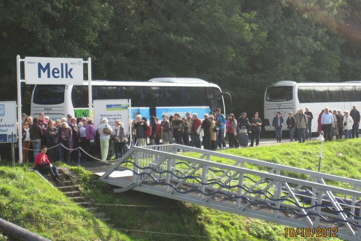 Een groep reizigers voor de bus van Bolderman