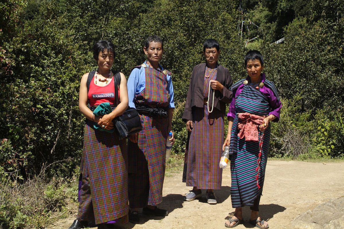 Inwoners van Bhutan in traditionele kleding