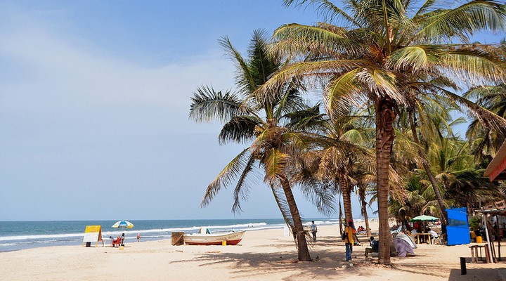 Een strand in Gambia