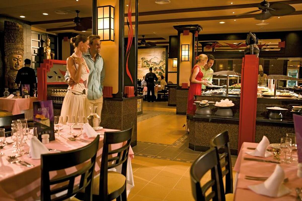 Sfeervol restaurant van RIU Karamboa