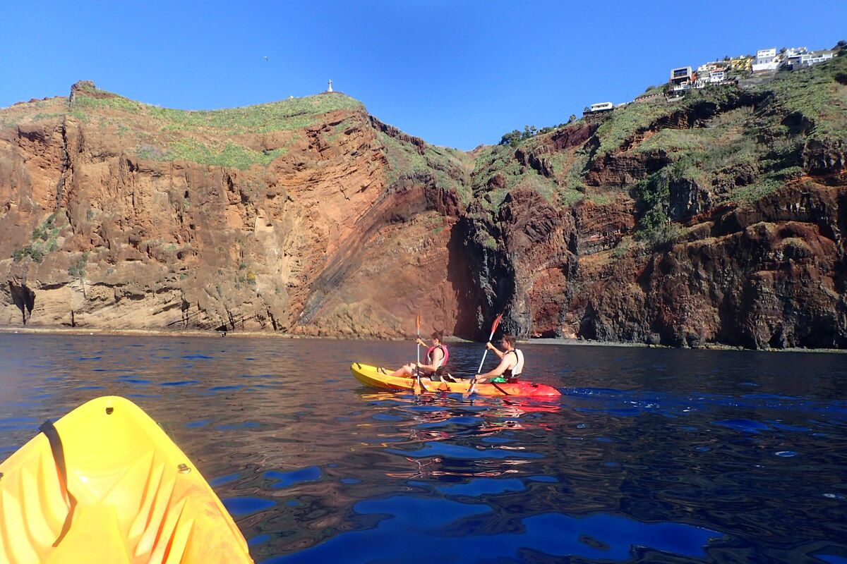Excursie kajakken tussen de rotsen door