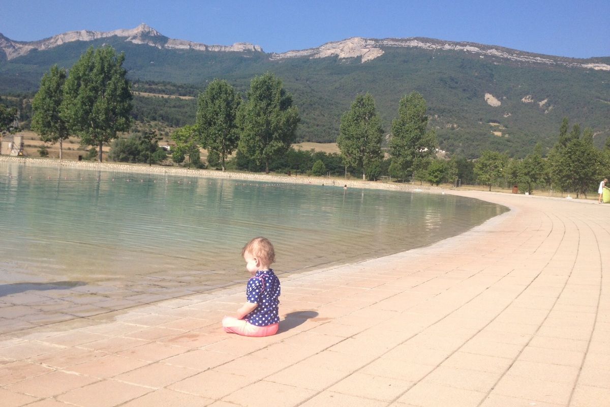 Mijn kindje aan het water in de prachtige natuur van de Franse Alpen