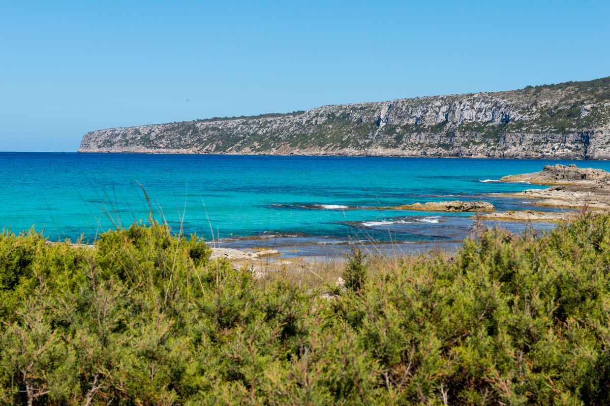 Kust met rotsen op Formentera