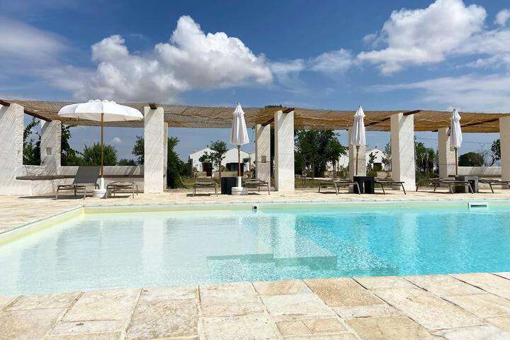 Een fijne plek om te relaxen aan het zwembad