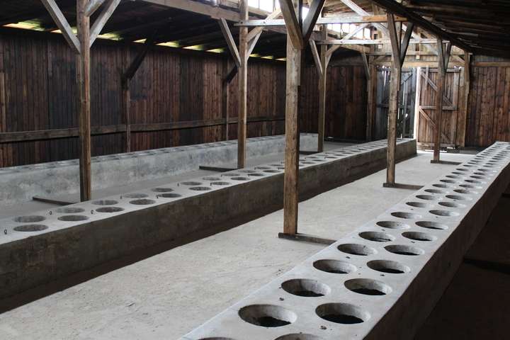 Toiletten voor de tienduizenden gevangenen