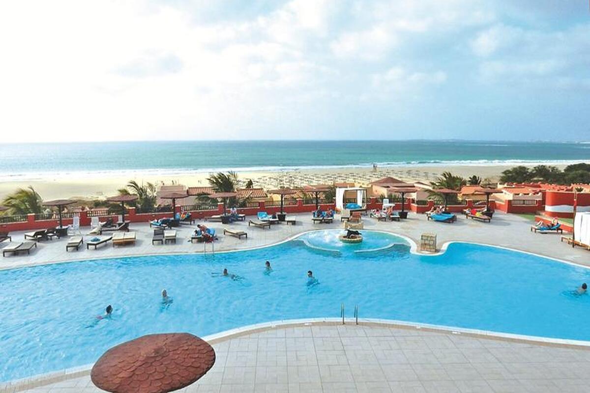 Het resort ligt direct aan zee