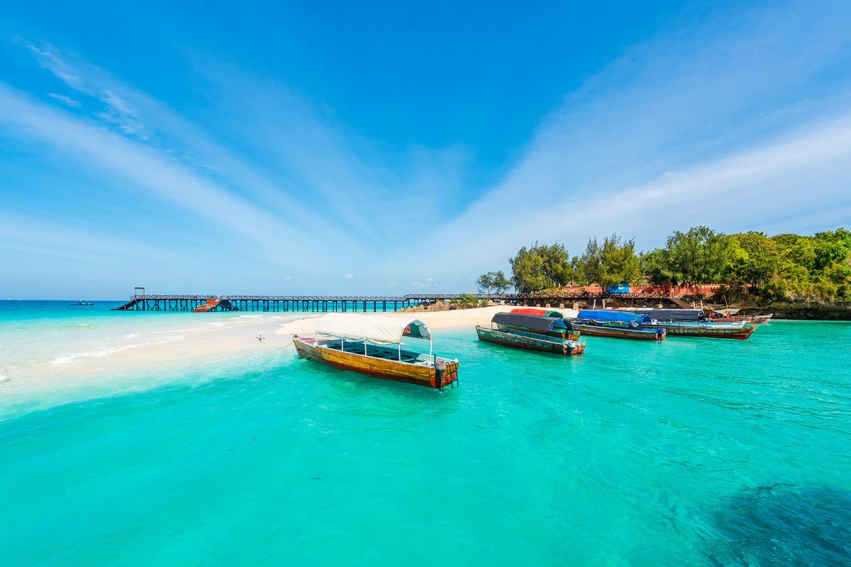 Vissersbootjes bij kust Zanzibar
