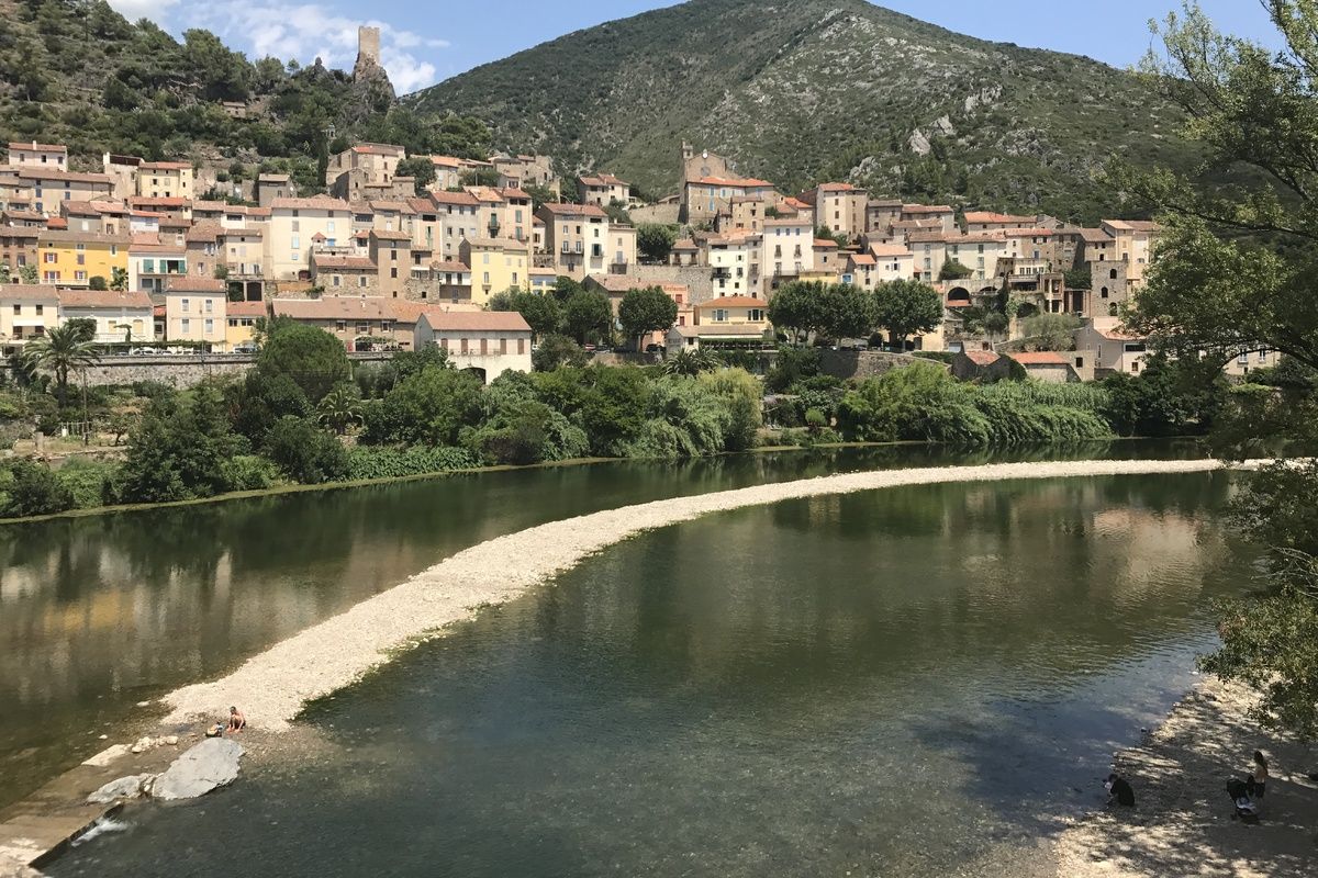 De rivier bij het stadje Roquebrun
