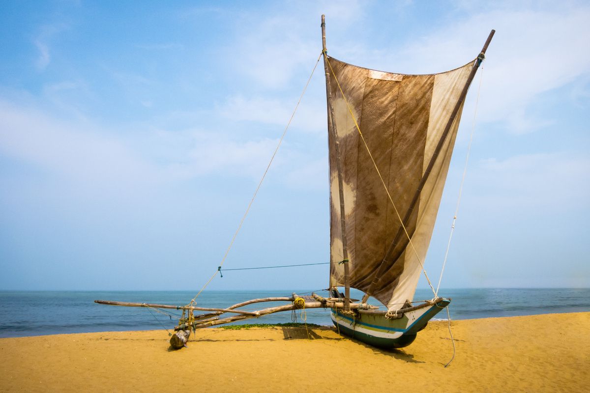 Bootje op het strand van Negombo