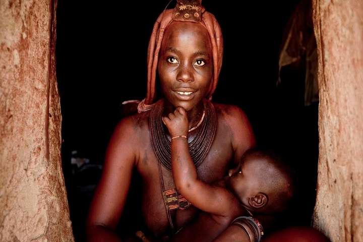 Himba vrouw met kind in Namibi