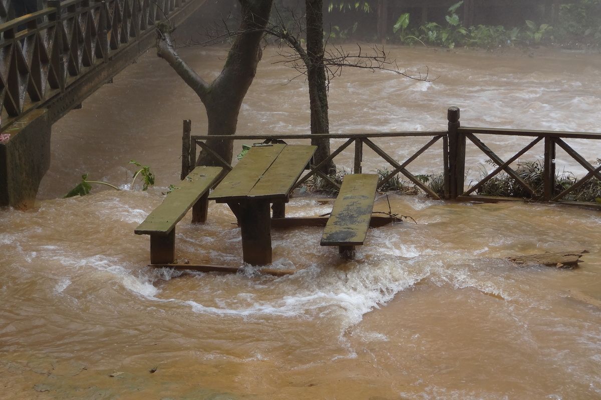 Kuang Si Watervallen in zwaar regenseizoen