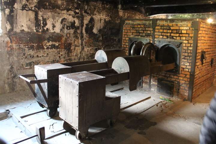 Oven naast de gaskamers