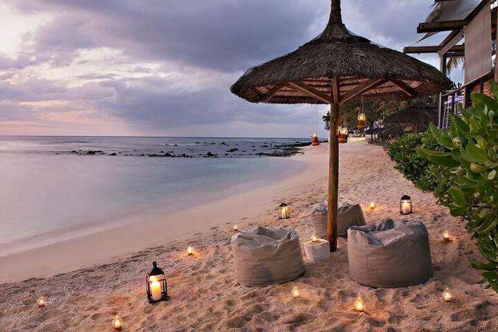 Romantisch zitje op het strand