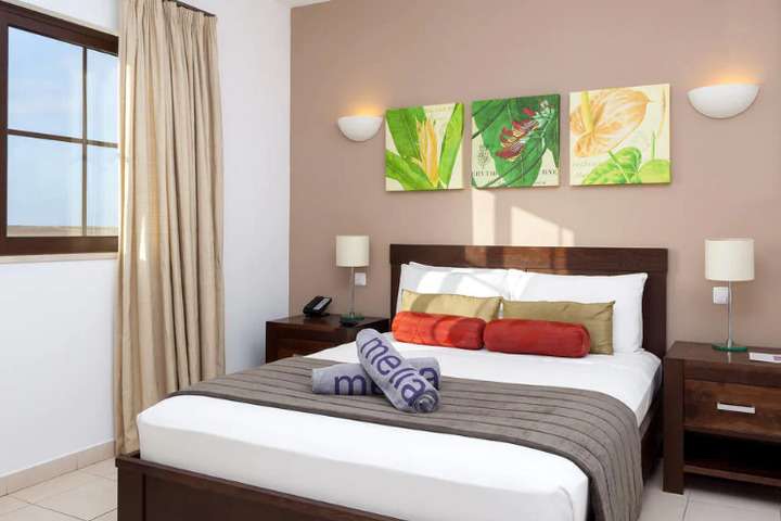 Slaapkamer met queensize bed van 'Level Suite'