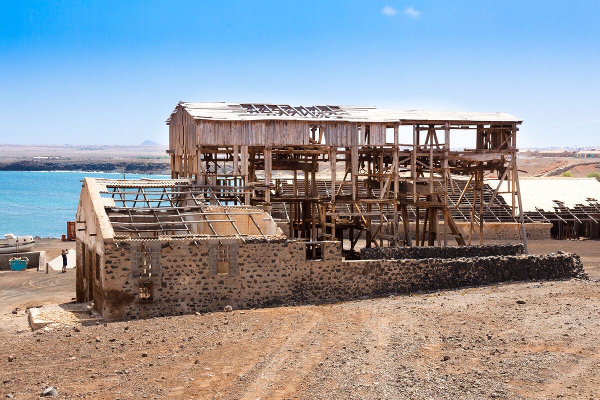 Een oude zoutwinningsfabriek op Sal