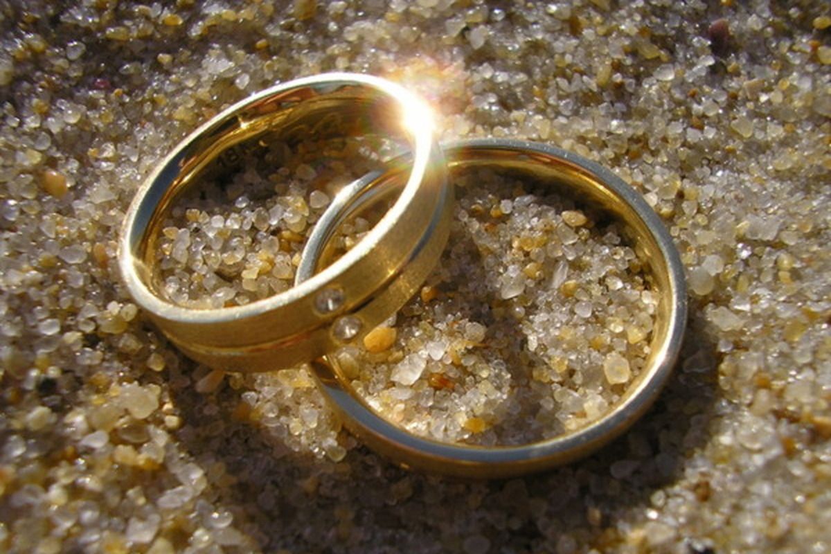 Trouwringen op strand Aruba